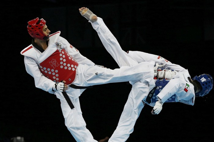 Một trận đấu Taekwondo ở vòng loại giữa VĐV của Úc và Colombia